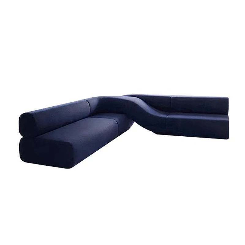 

Креативный офисный уголок специальной формы для отдыха у стены, длинный диван неправильной формы, магазин одежды