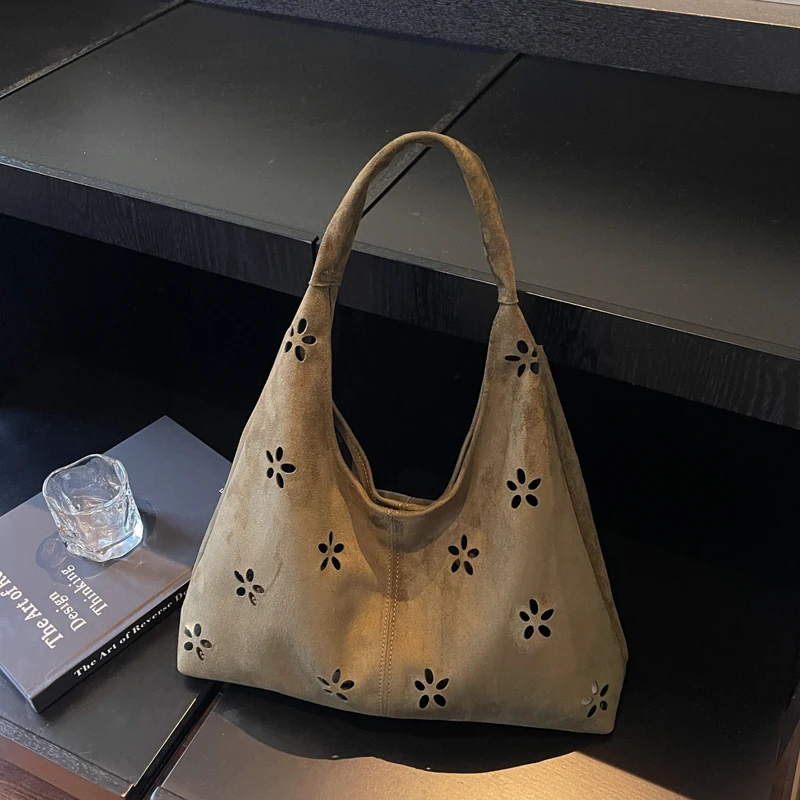 

PU Solid Color Flowers Large Capacity Tote Bag Retro Versatile Female Bags on Sale 2025 Brand Autumn Commute Shoulder Bags