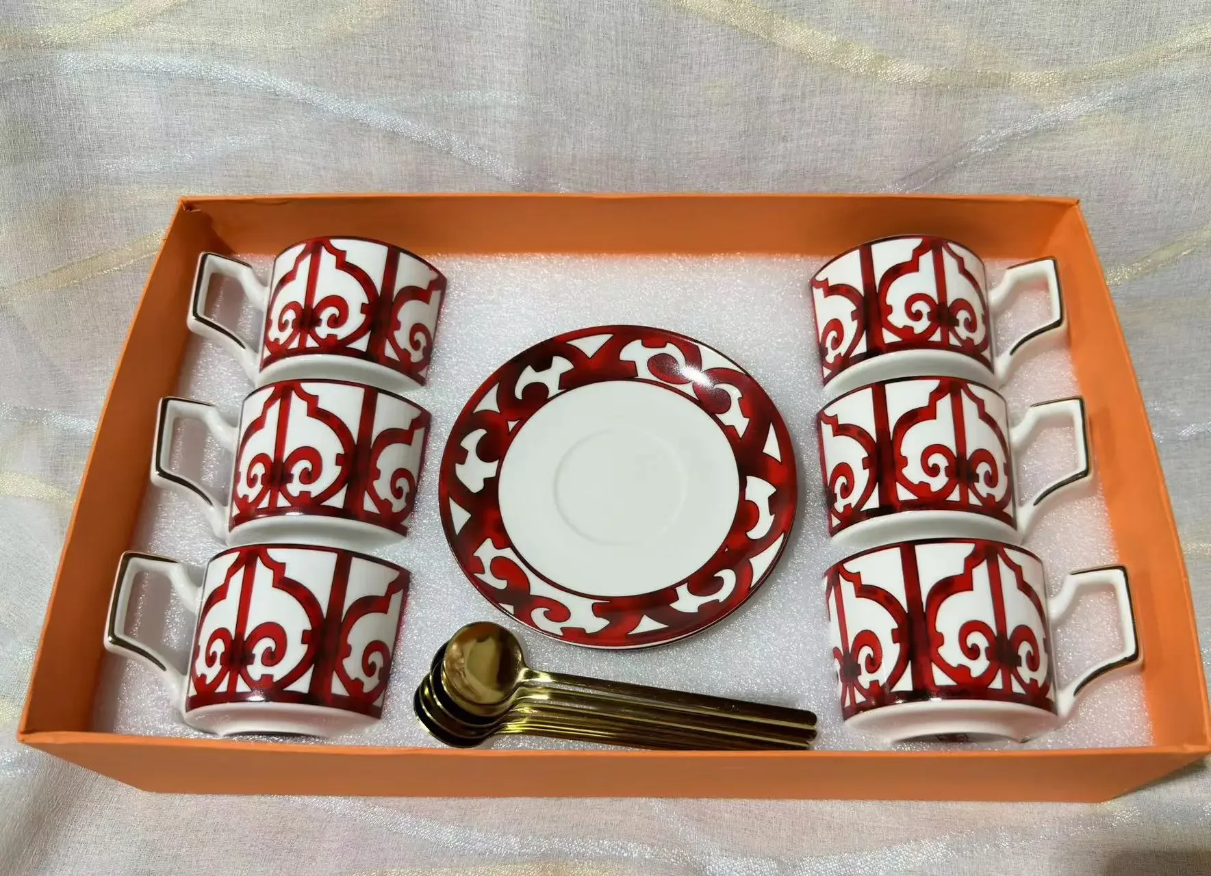 Set tazza da caffè e piattino in ceramica Set tazza da caffè e piattino per uso domestico creativo e semplice con ripiano Set tazza da tè