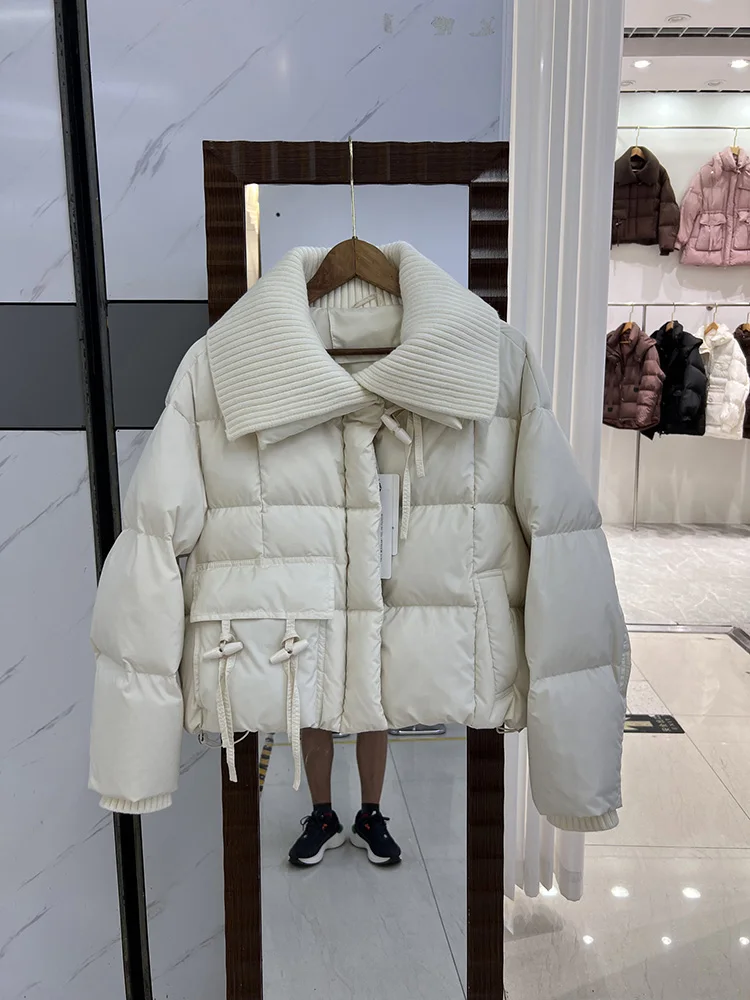 Piumino da donna in stile corto lavorato a maglia con colletto con risvolto, design alla moda, piumino d'anatra bianca allentato, nuovo piumino invernale con fibbia in corno di mucca