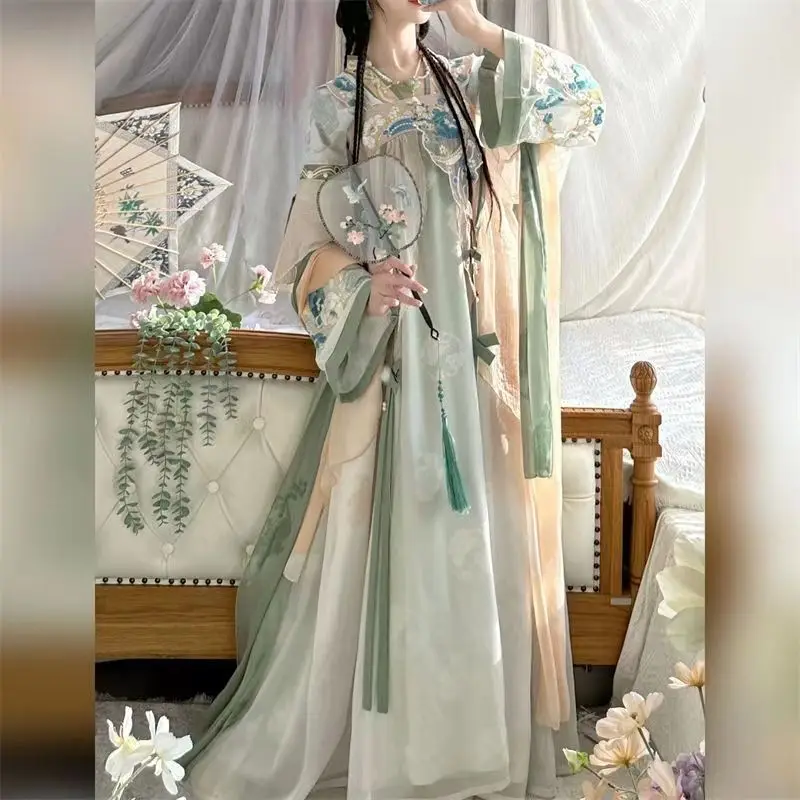 ออร่าอมตะลอยสาวสวยในฤดูร้อนราชวงศ์ถังการปักลายแบบ Hanfu การไล่ระดับสี