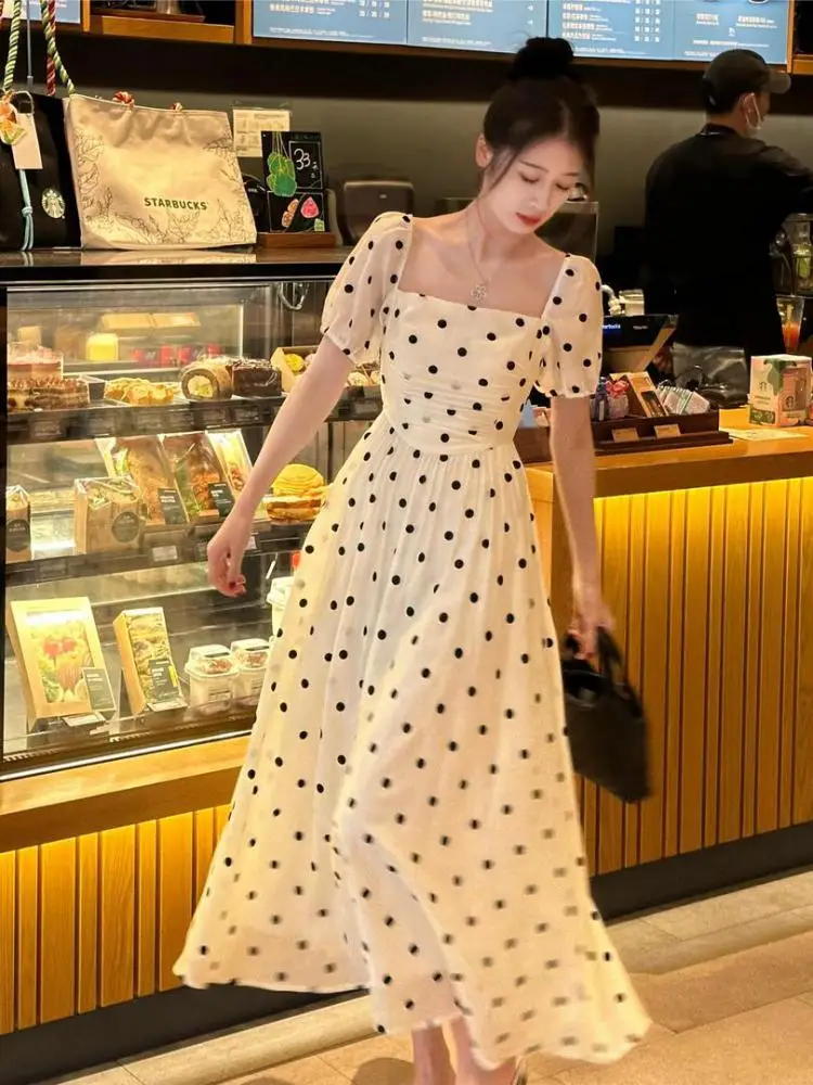 เดรสยาวคอปกสี่เหลี่ยมเอวจุดสีขาวสำหรับฤดูร้อนชุดเดเดรสแขนสั้นพลีทงานพรอมแนววินเทจสำหรับผู้หญิง