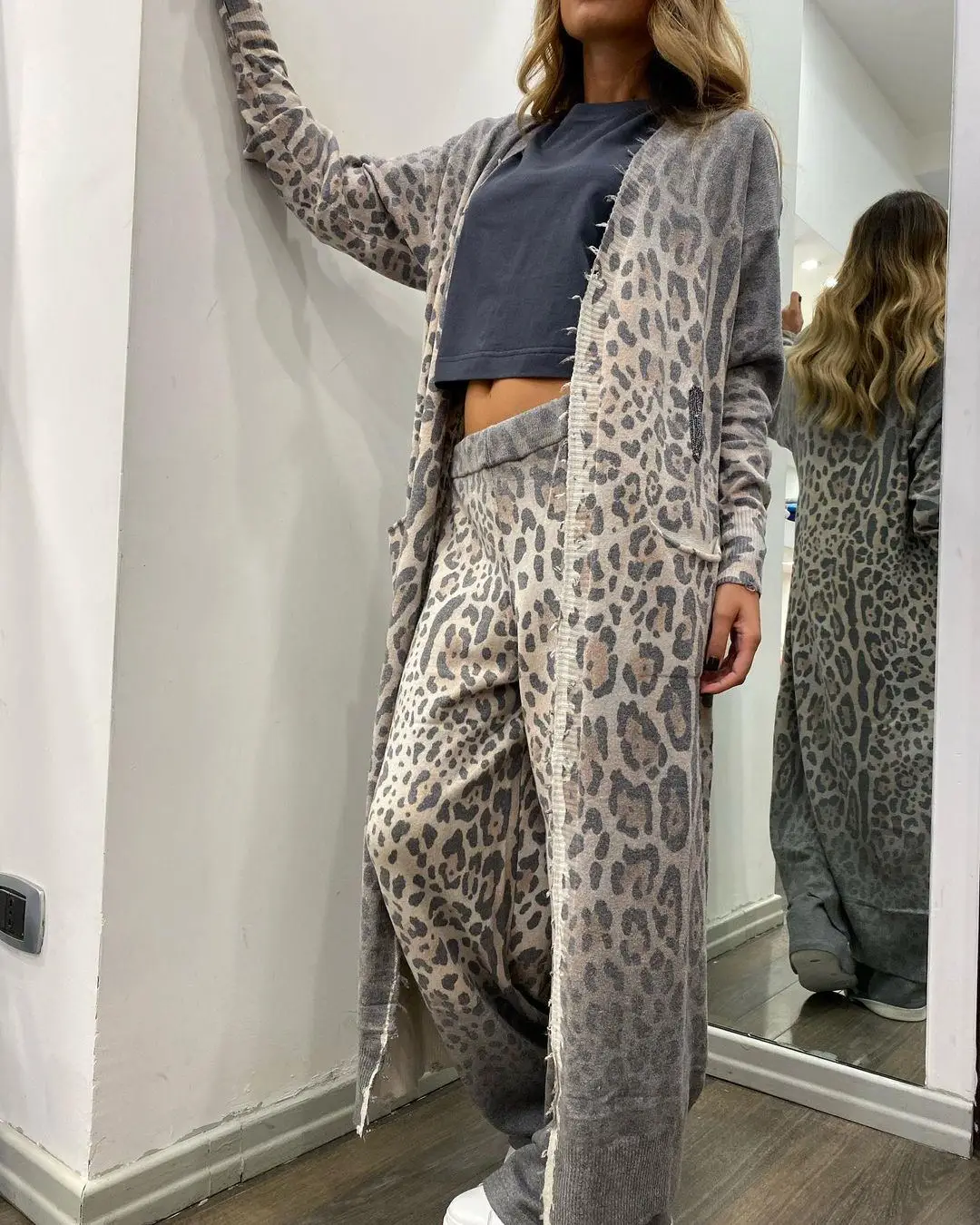 Conjunto de duas peças com estampa de leopardo para mulheres, jaqueta cardigã de manga comprida e calças largas, roupa casual para salão, moda primavera