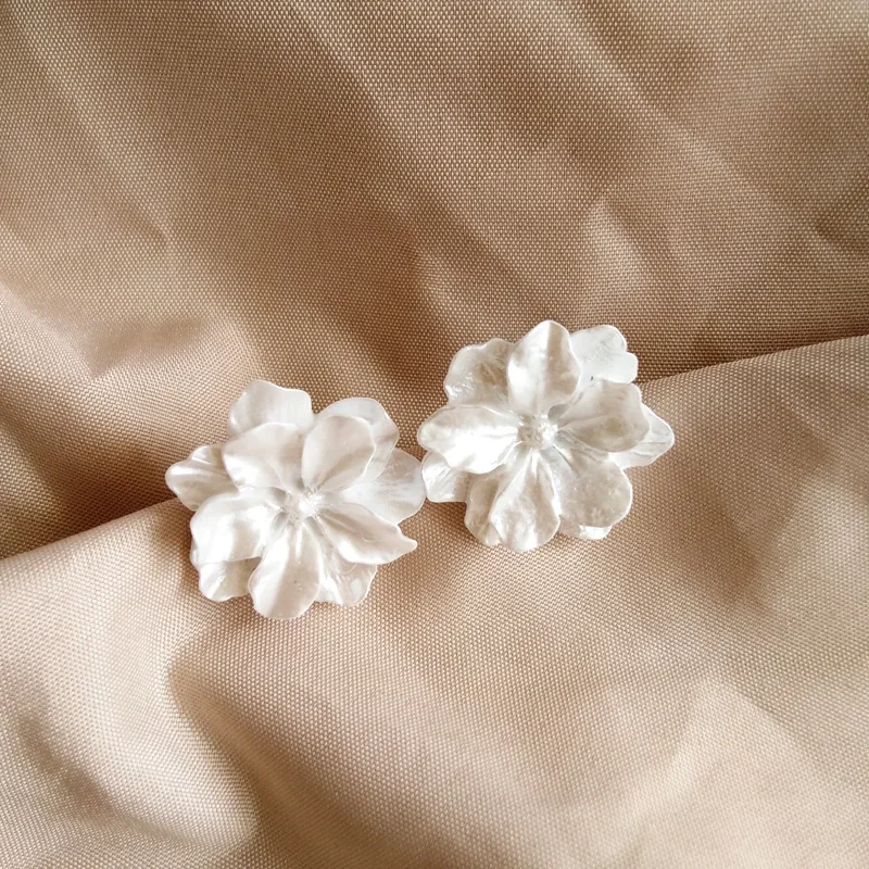 Korean New Arrival Sweet Resin White Flower Big Clip On Earrings For Women Fashion Simple Oorbellen Bijoux Party Gifts