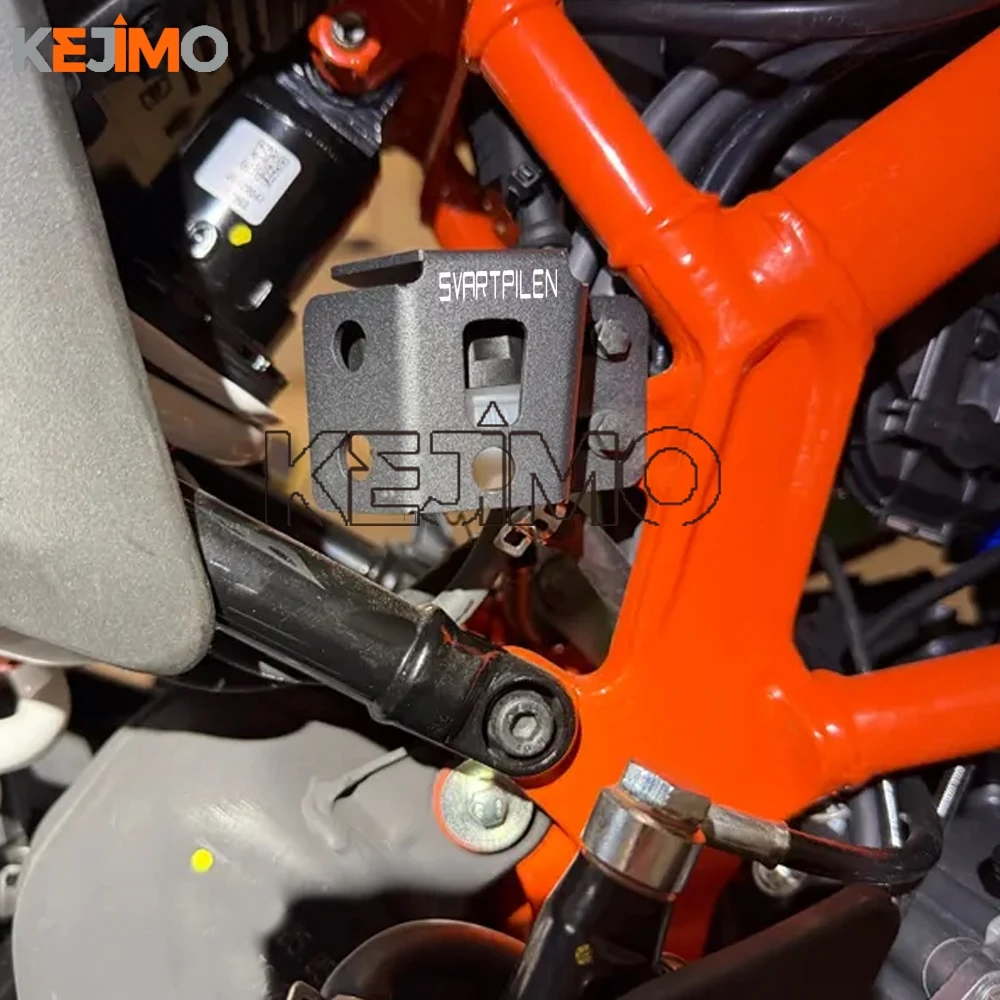 

FOR Husqvarna Svartpilen/Vitpilen 401 2017-2023 Svartpilen125/200 2020-2023 2022 2021 Rear Brake Fluid Reservoir Protector Cover