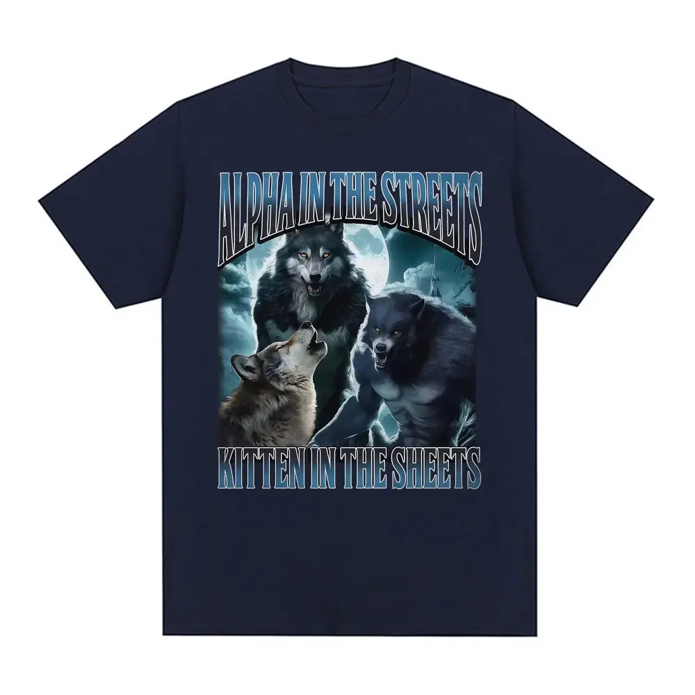 Grappig weerwolf meme T-shirt voor dames, casual en comfortabel extra groot formaat met een kitten op een alpha bed op straat