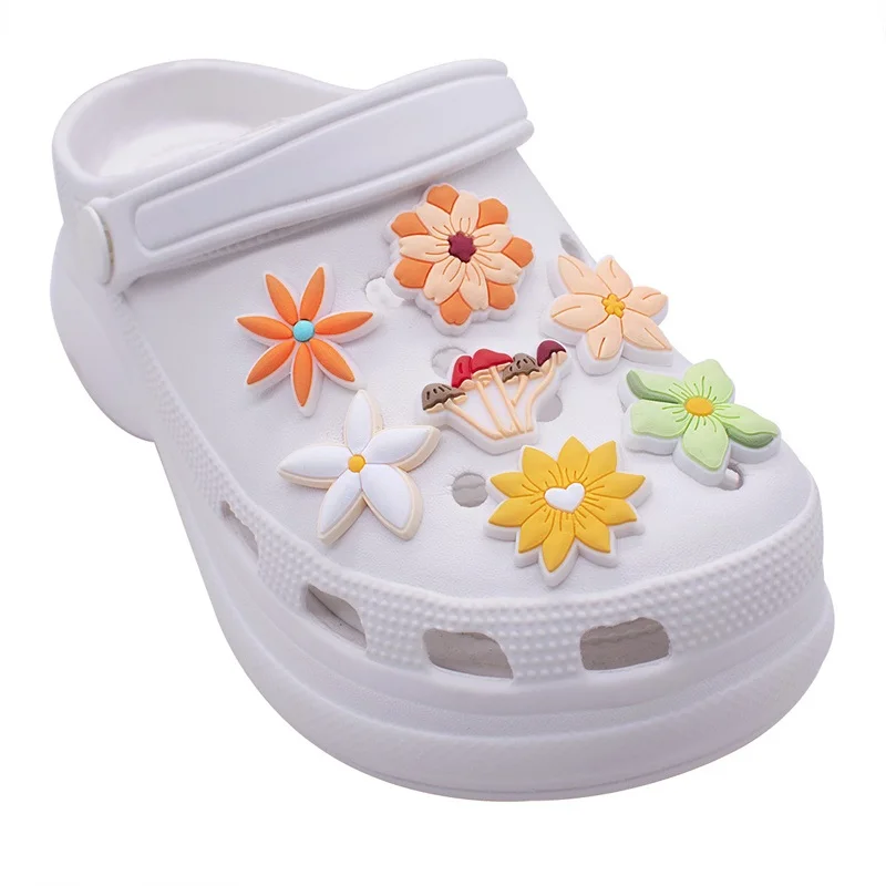 Breloques de chaussures en forme de belles fleurs de soleil, accessoires de chaussures, épingle pour enfants, femmes et adolescents, cadeaux de fête d'anniversaire de noël