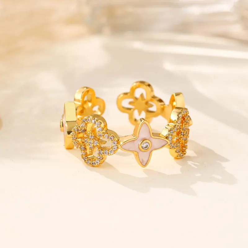 

Французское кольцо с микроинкрустацией цирконием в виде четырехлистного клевера, женское, изысканное, модное, с высоким уровнем эстетики, легкое люксовое, универсальное, регулируемое