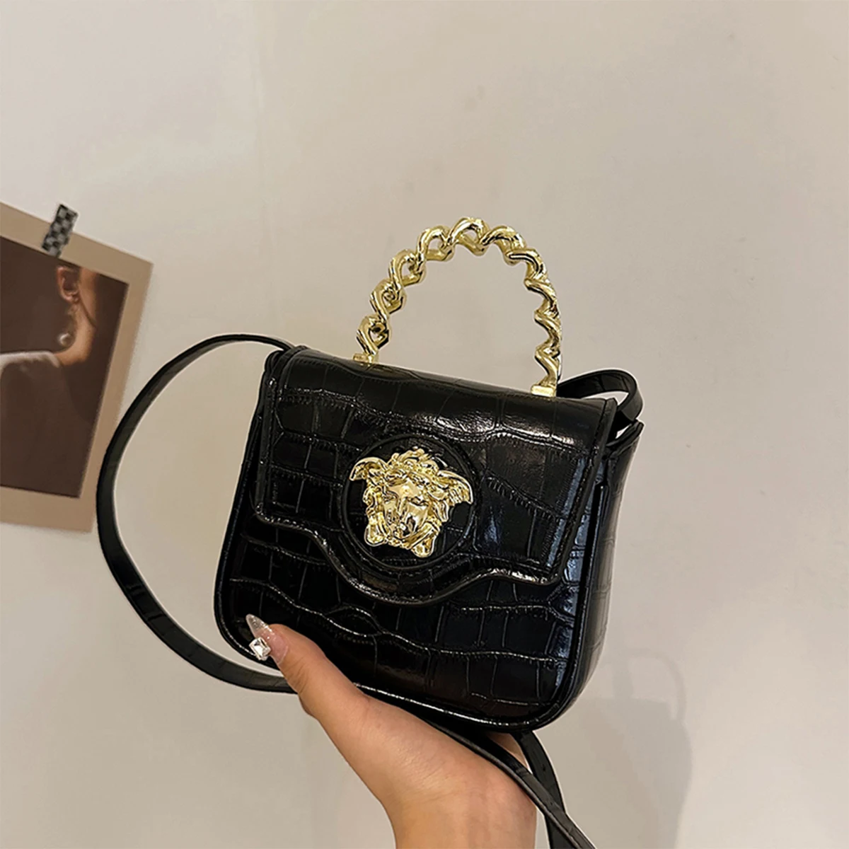 Mini bolso cruzado con textura de cocodrilo, logotipo Medusa dorado, solapa de PU, cierre magnético, asa de cadena + correa ajustable para uso diario