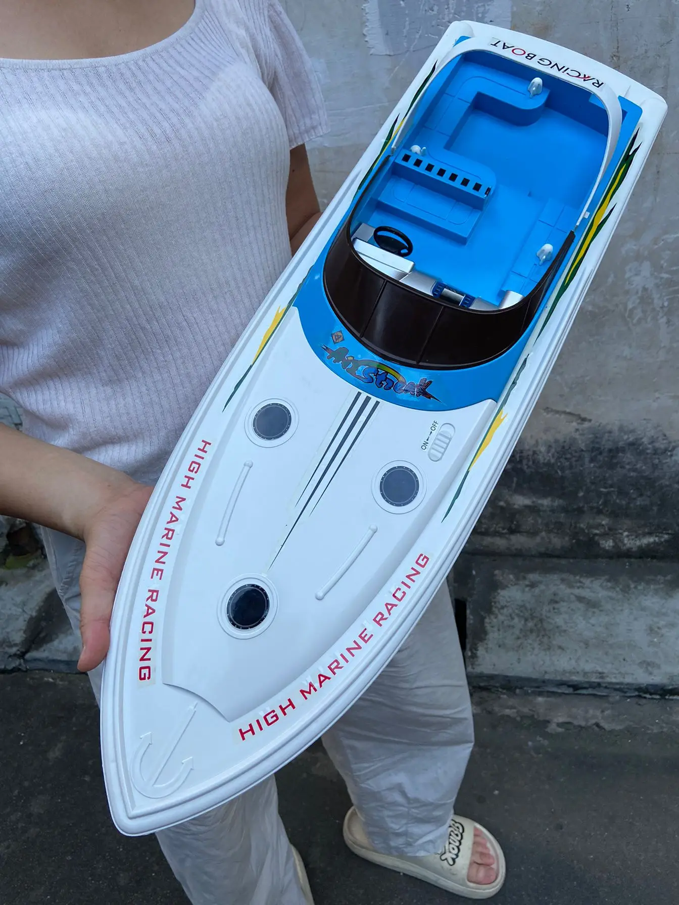 

A super large remote-controlled yacht with two electric motors driving a high-speed 25km/h 2.4G remote-controlled boat model, 68