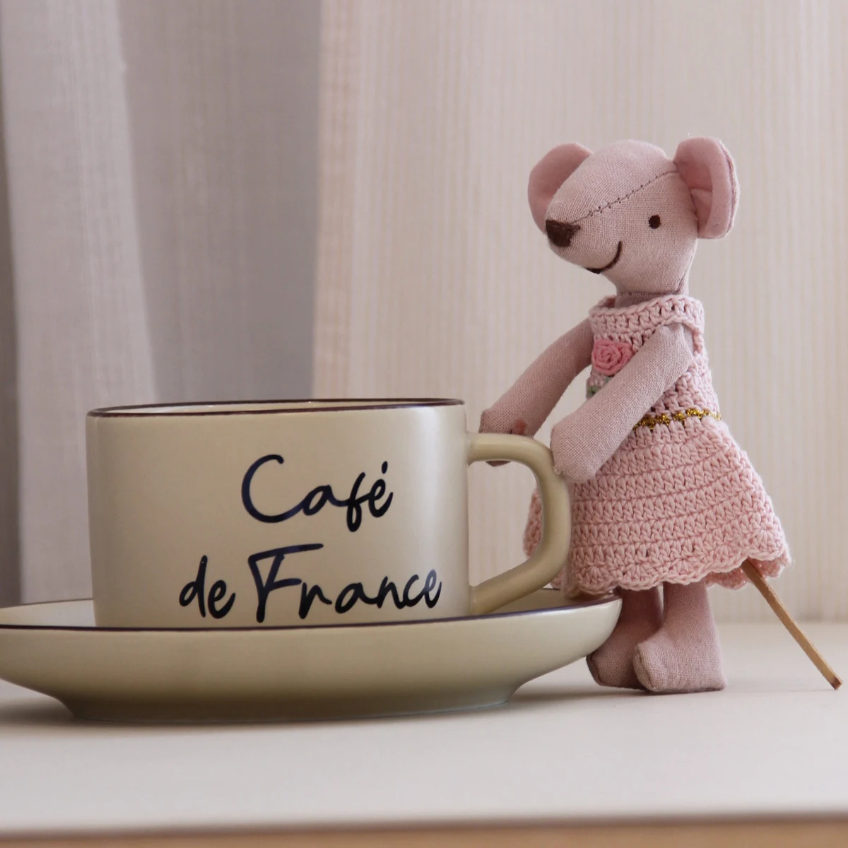 Miniature Home Decor Items: 13cm Mouse with Handmade Crochet Skirt, Suitable for Dollhouse Decoration