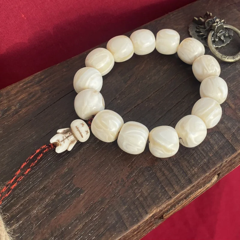 Antique- and ancient-style crane molar tooth hand , finely polished Buddhist bead bracelet, jewelry
