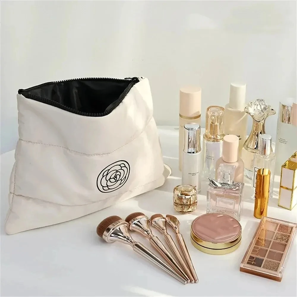 Borsa per il trucco da viaggio Borsa portaoggetti portatile ad alta capacità Borsa per cosmetici a mano Camelia bianca Custodia per organizer