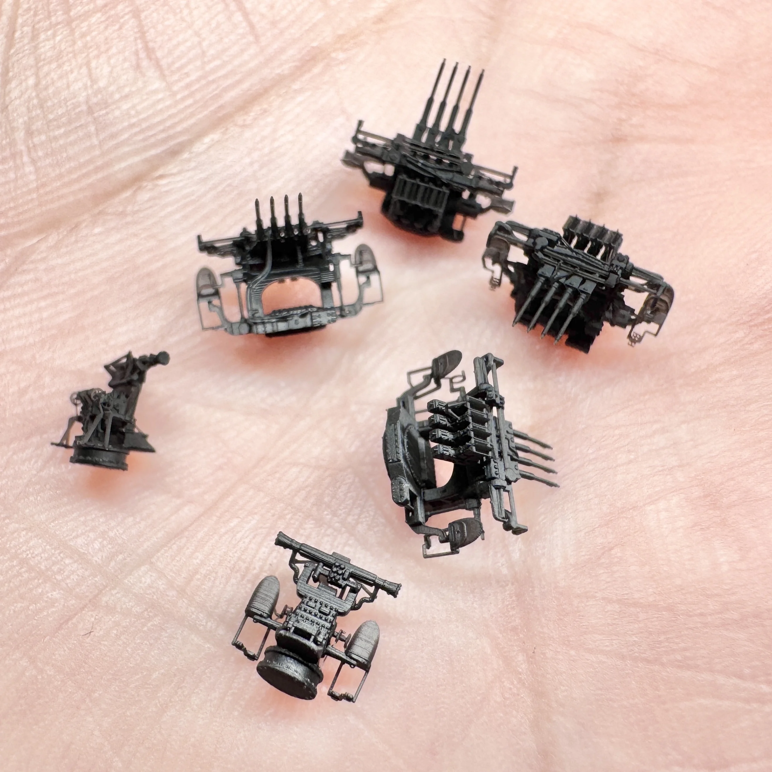 ชุดพิมพ์ 3 มิติ MUYI MODEL STUDIO ขนาด 1/350 รุ่น M350018 ปืนใหญ่ติดตั้งแบบสี่ลำกล้อง 28 มม. ของกองทัพเรือสหรัฐฯ พร้อมตัวควบคุม MK44