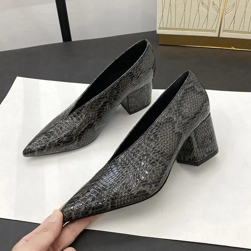 

Весенние роскошные пикантные модельные туфли Туфли-лодочки на высоком каблуке со змеиным узором Сексуальные вечерние туфли с острым носком Женская обувь Туфли с V-образным вырезом A009
