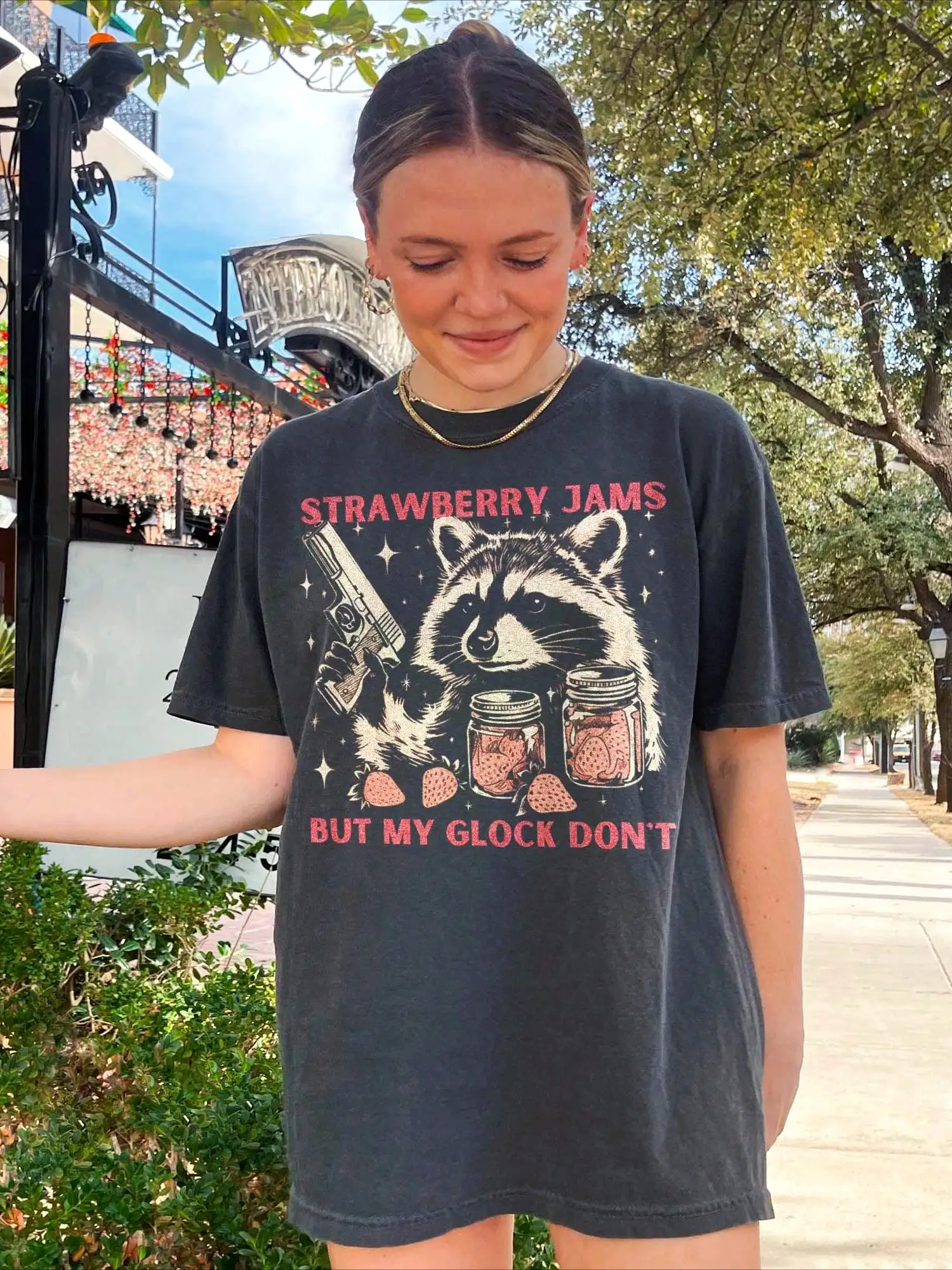 

Футболка с графическим принтом в винтажном стиле: енот с пистолетом и банками, унисекс