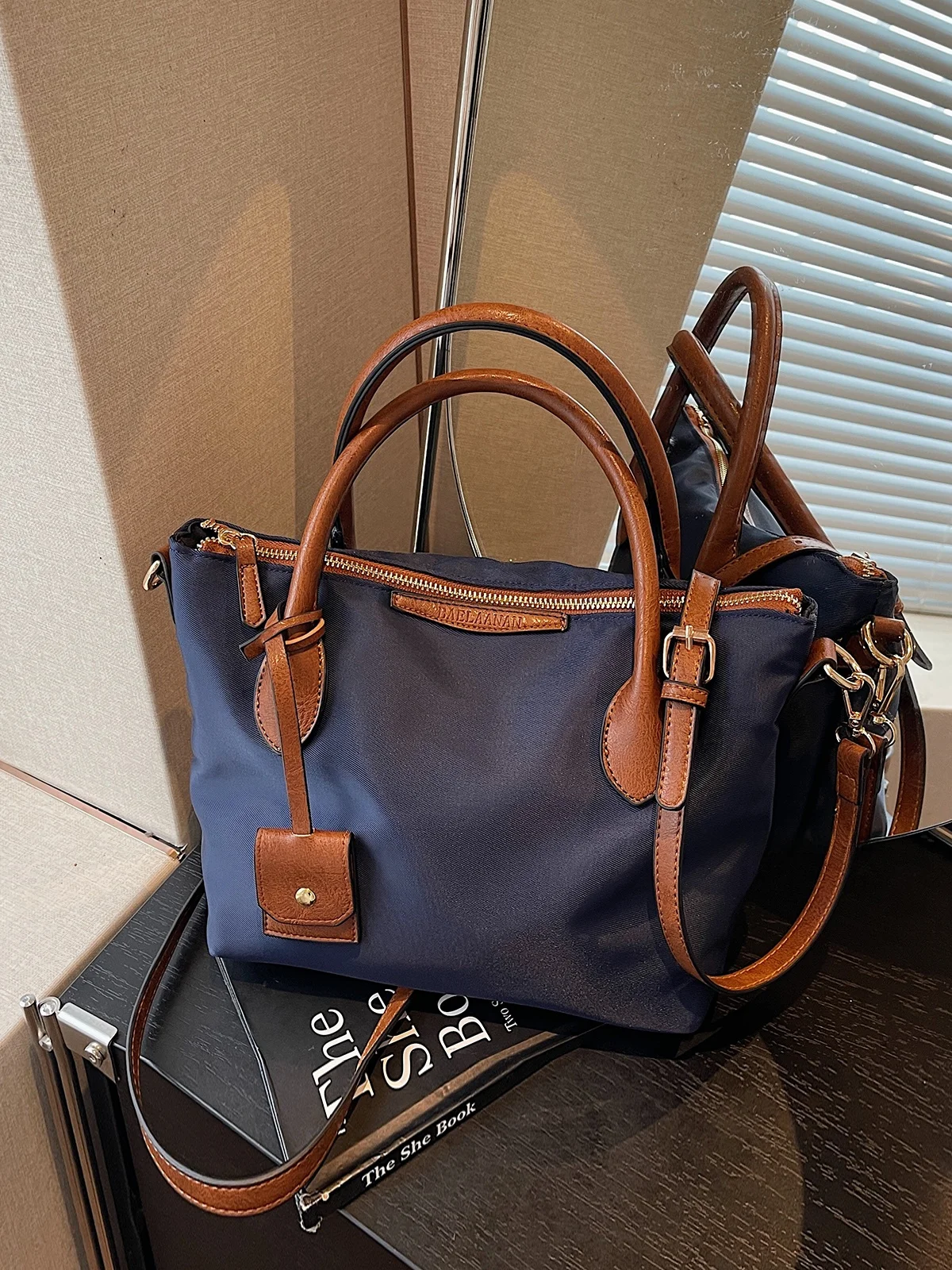 حقيبة كتف نسائية عملية كبيرة السعة من النايلون، حقيبة يد للتنقل اليومي، حقيبة حمل خفيفة الوزن متعددة الاستخدامات للشابات