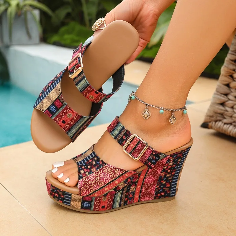 sandalias-femininas-2026-novas-sandalias-anabela-retro-com-estampa-Etnica-plataforma-confortavel-para-uso-casual-e-ao-ar-livre