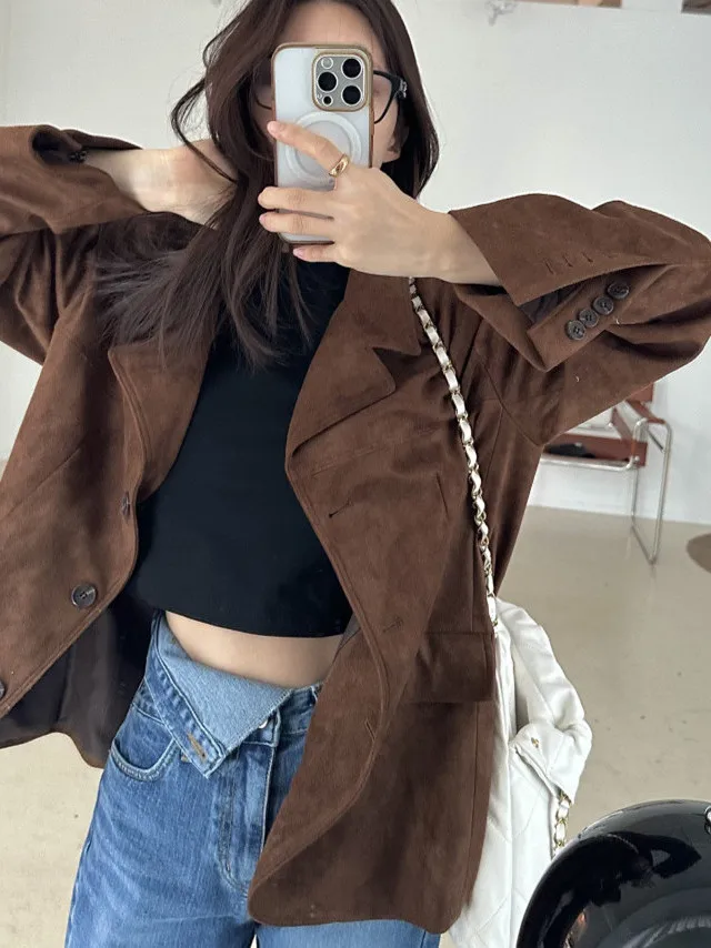 Jesienny płaszcz damski z aksamitu i skóry, zapinany na jeden guzik, w stylu retro chic z Hongkongu, luźny, uniwersalny, o wyrafinowanym wyglądzie i modnym wyglądzie.