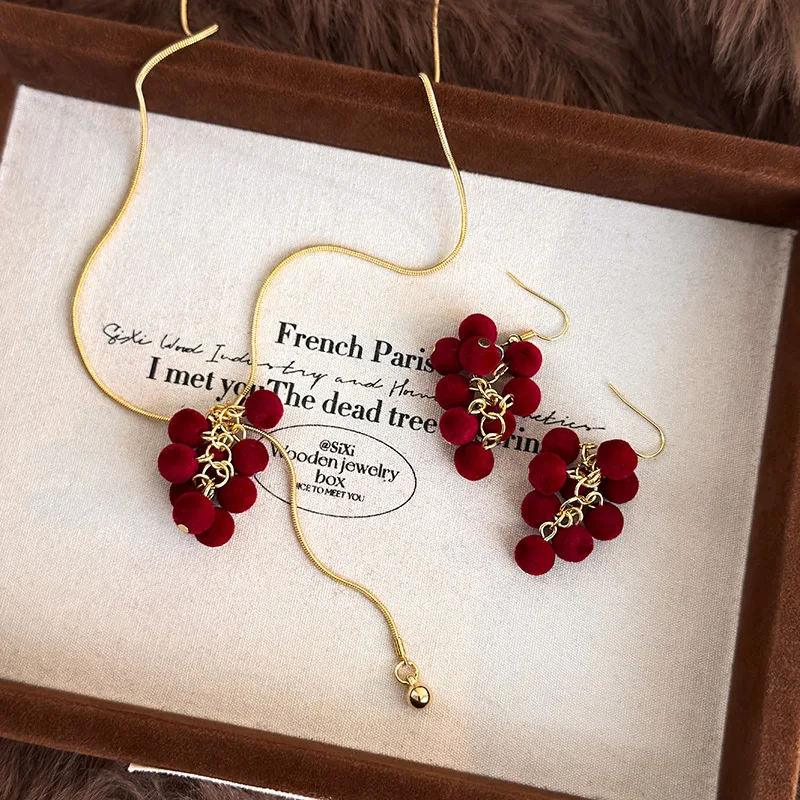 Trendige vergoldete Edelstahl-Ohrringe für Damen, weinrote Plüsch-Samt-Harzperlen, Trauben-Design-Schmuck.
