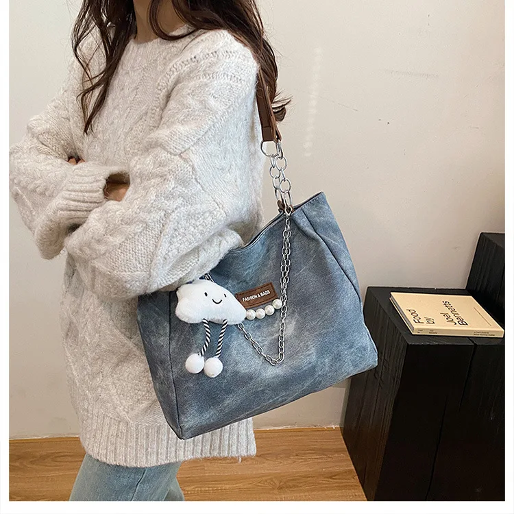 Damen Tie-Dye Denim Schultertasche mit Wolkenanhänger und Perlenkette – Lässige Alltags- und Schultasche für Damen – Detail 18