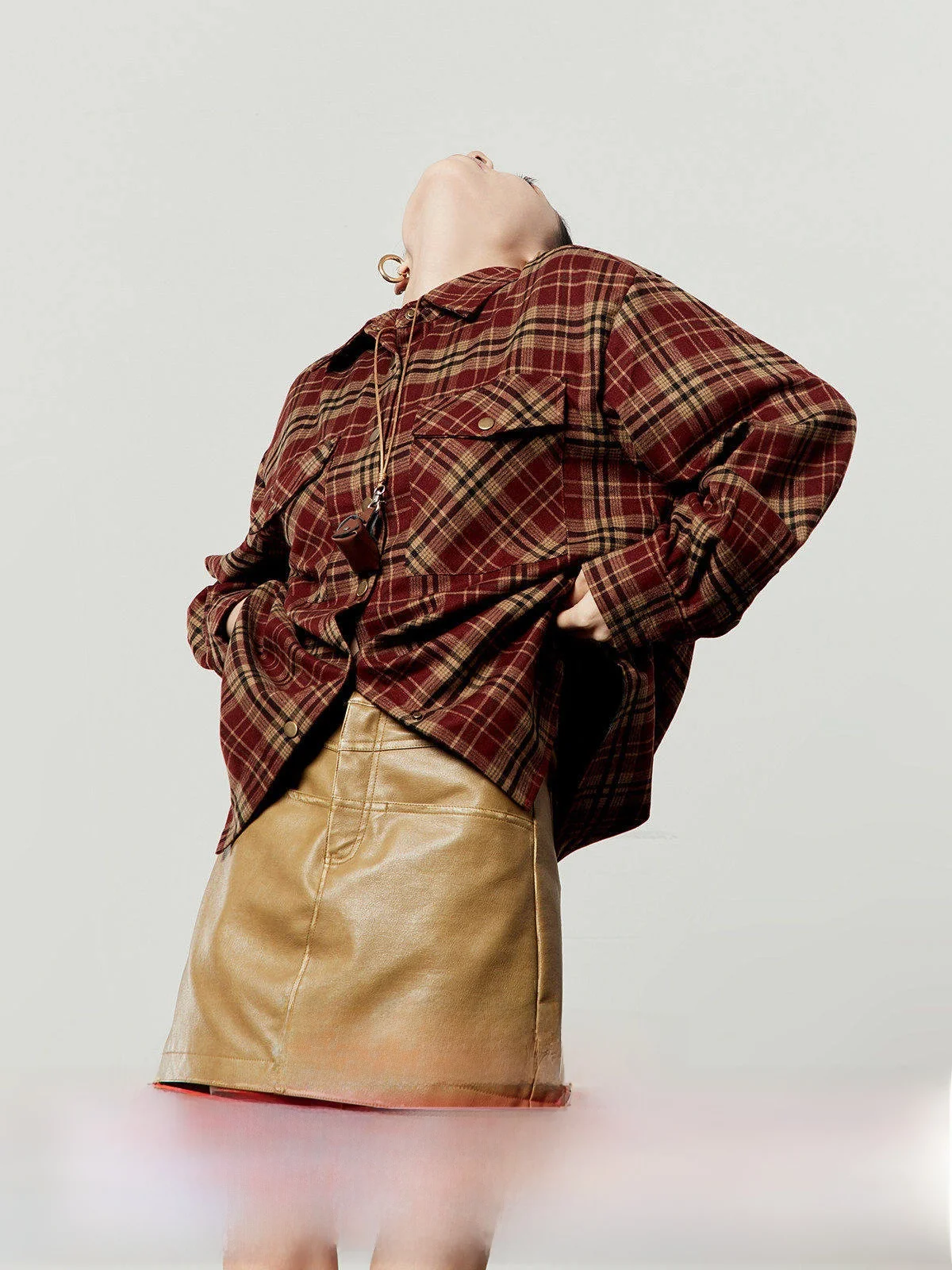 

Красная клетчатая свободная повседневная рубашка с длинным рукавом и воротником для женщин, осень 2025, новая модель, дышащая, приятная для кожи, из утолщенной ткани