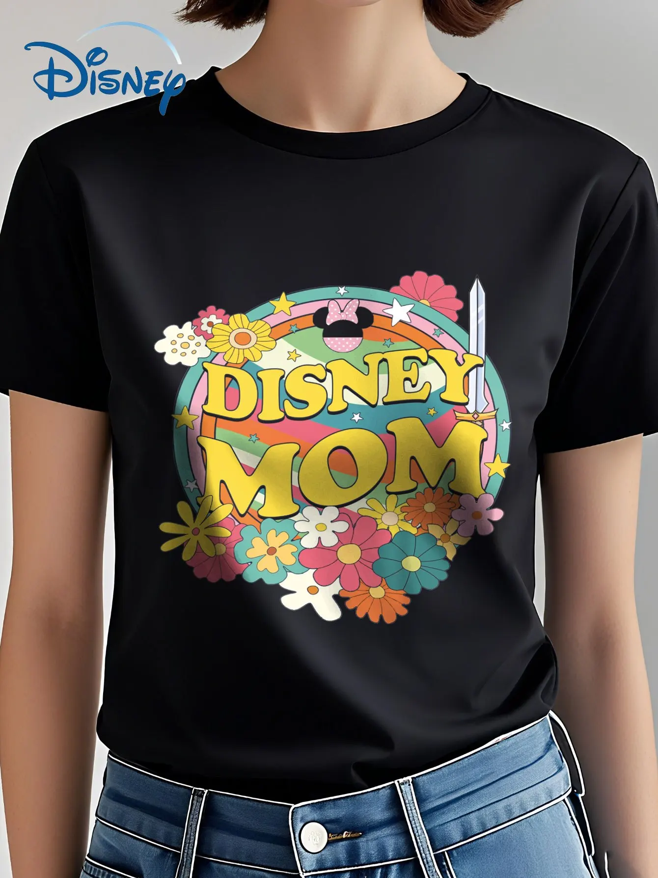 تي شيرت Disney Mom Floral - تي شيرت برسومات كرتونية عتيقة مع زهور وفراشات ملونة، بلوزة ناعمة برقبة دائرية وأكمام قصيرة