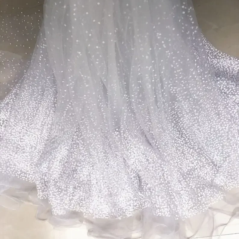 

Блестящая серебряная кружевная ткань в горошек, сетка в белый горошек, тюль, ткань для платьев, выпускного вечера, вечерних платьев, свадебного платья, вечернего платья,