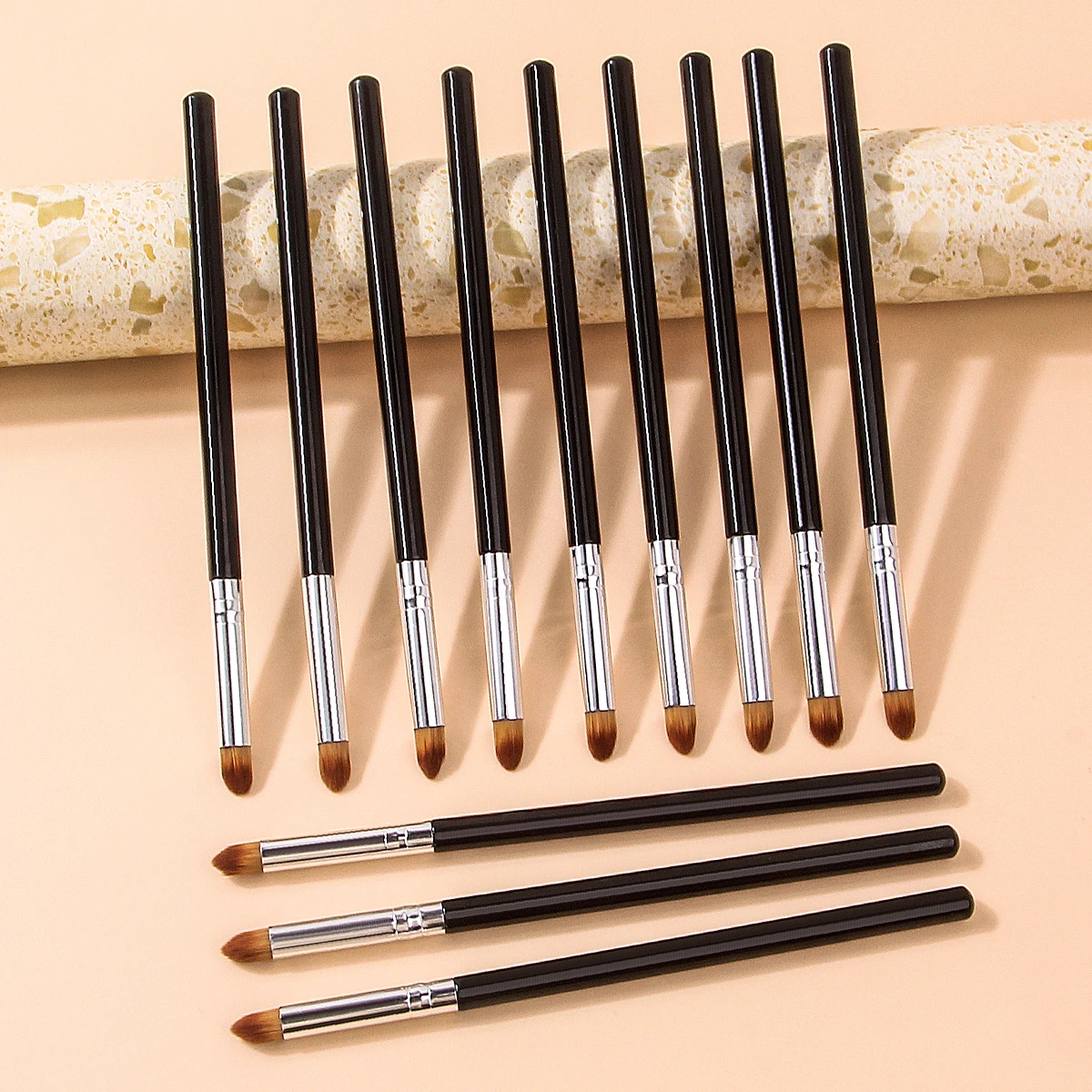 12本の尖った多機能アイメイクブラシセット - コンシーラー、アイシャドウブレンド＆ディテールブラシ、ポータブル美容ツール