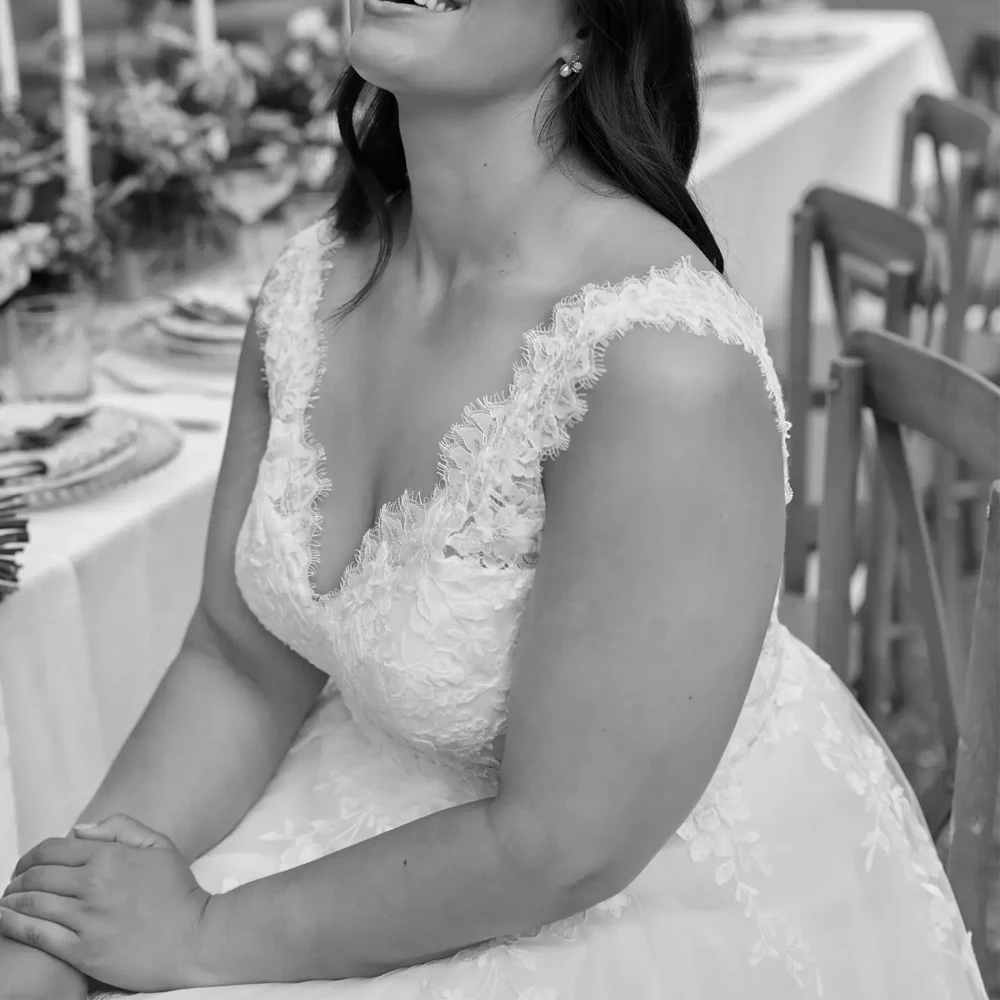 A Line V Neck Wide Strap Sleeveless Wedding Dress Customized Applique Lace Bride Gowns Tulle Illusion Zipper Vestidos De Novia