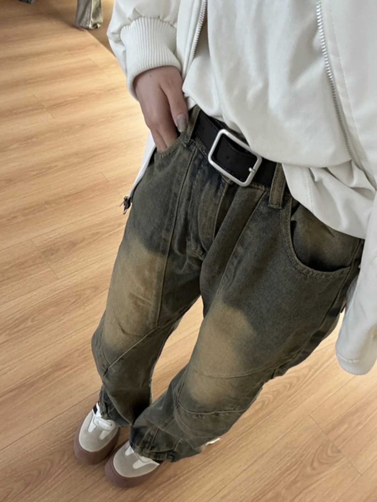 

Мужские джинсы в американском ретро-стиле, с эффектом грязевого окрашивания, деконструированные, с пэчворком, прямые, слегка расклешенные, из смесового хлопка и полиэстера