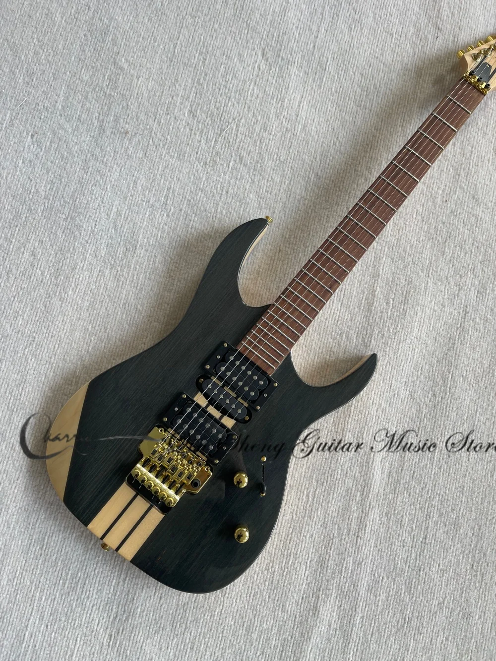 

Гитара Natural Guitar, большой тремоло-бридж, кленовый гриф, корпус из липы, верхняя дека из тика, звукосниматели HSH, золотистые тюнеры.