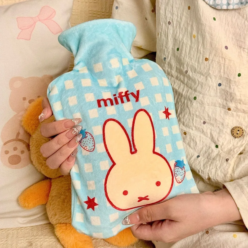 La bolsa de agua caliente de felpa Miffy se puede llenar con agua Es una bolsa de agua caliente de felpa cálida para dormitorios y hogares, un regalo de festival