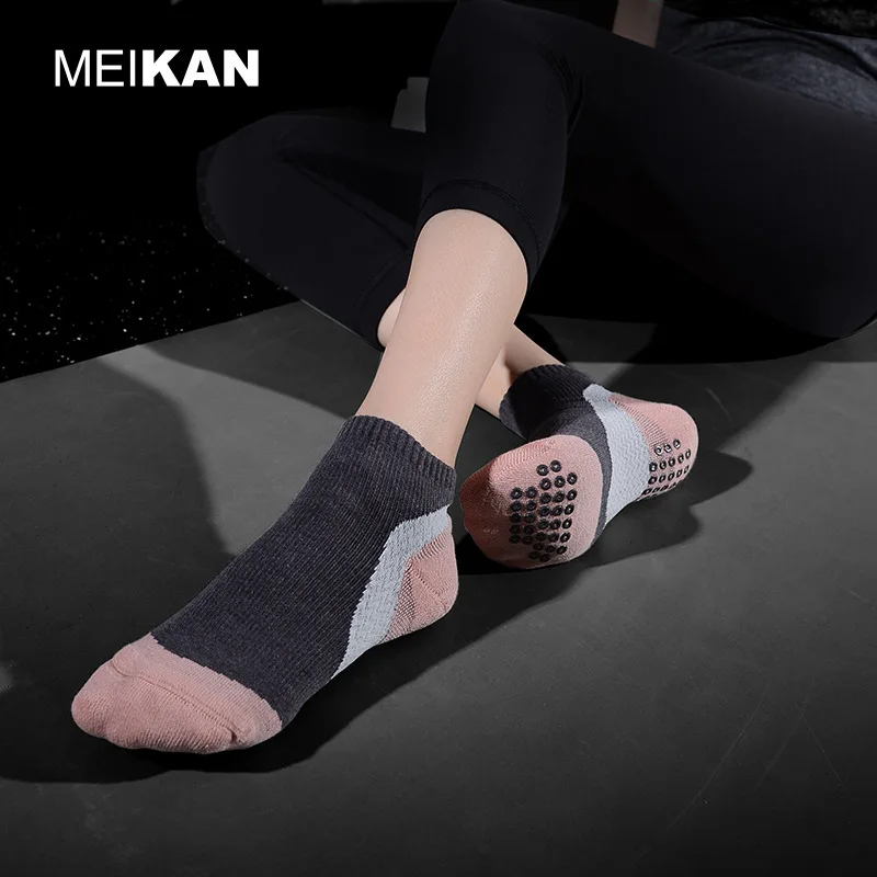 Meikan professional anti slip round head pressure yoga socks with looped massage particles on the heel and toe, floor socks