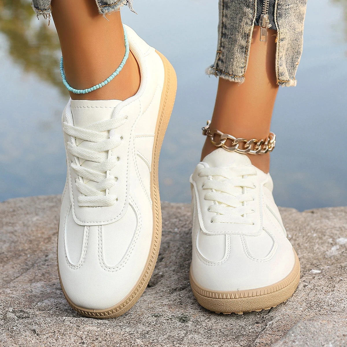 Women's White Sports Shoes Are Lightweight, Low Cut, Round Toe, and Suitable for All Seasons As Women's Casual Shoes