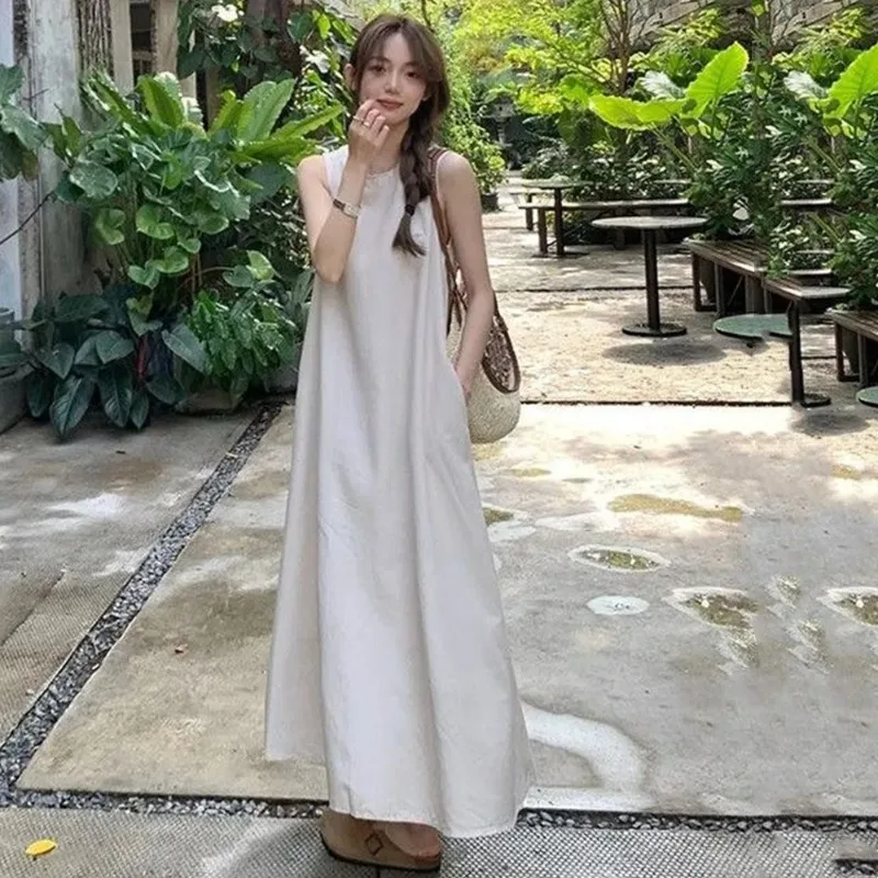 

Open back vacation camisole sleeveless vest dress for women's summer design, niche, loose and white beach long dress