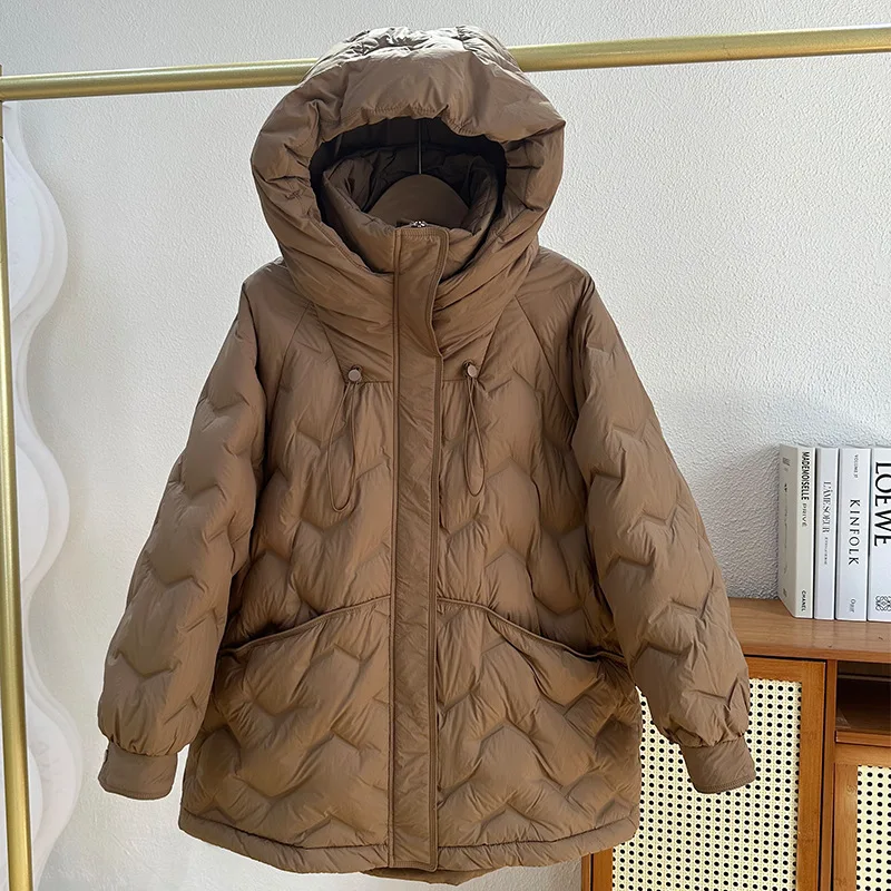 Piumino invernale da donna europea da pendolarismo con cappuccio sciolto e caldo piumino d'anatra bianco al 90%