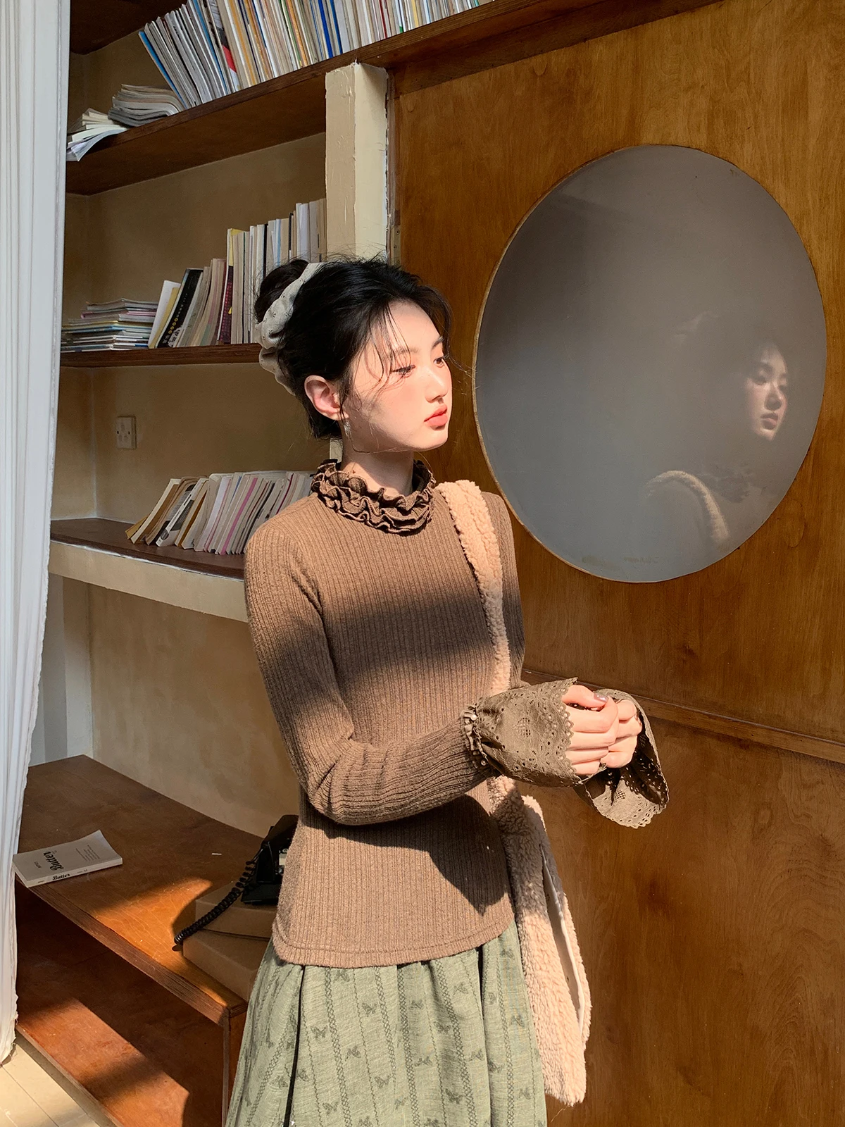 

Женская осенне-зимняя базовая блузка большого размера с воротником-рюшем, утягивающая, универсальная, в стиле ретро, с длинным рукавом, цвет: кленовый сироп/коричневый.