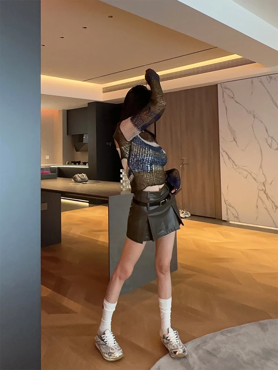 

Новый модный комплект для женщин: вязаный свитер с цветными блоками и вырезами, а также юбка из искусственной кожи, цвета чайной зелени.