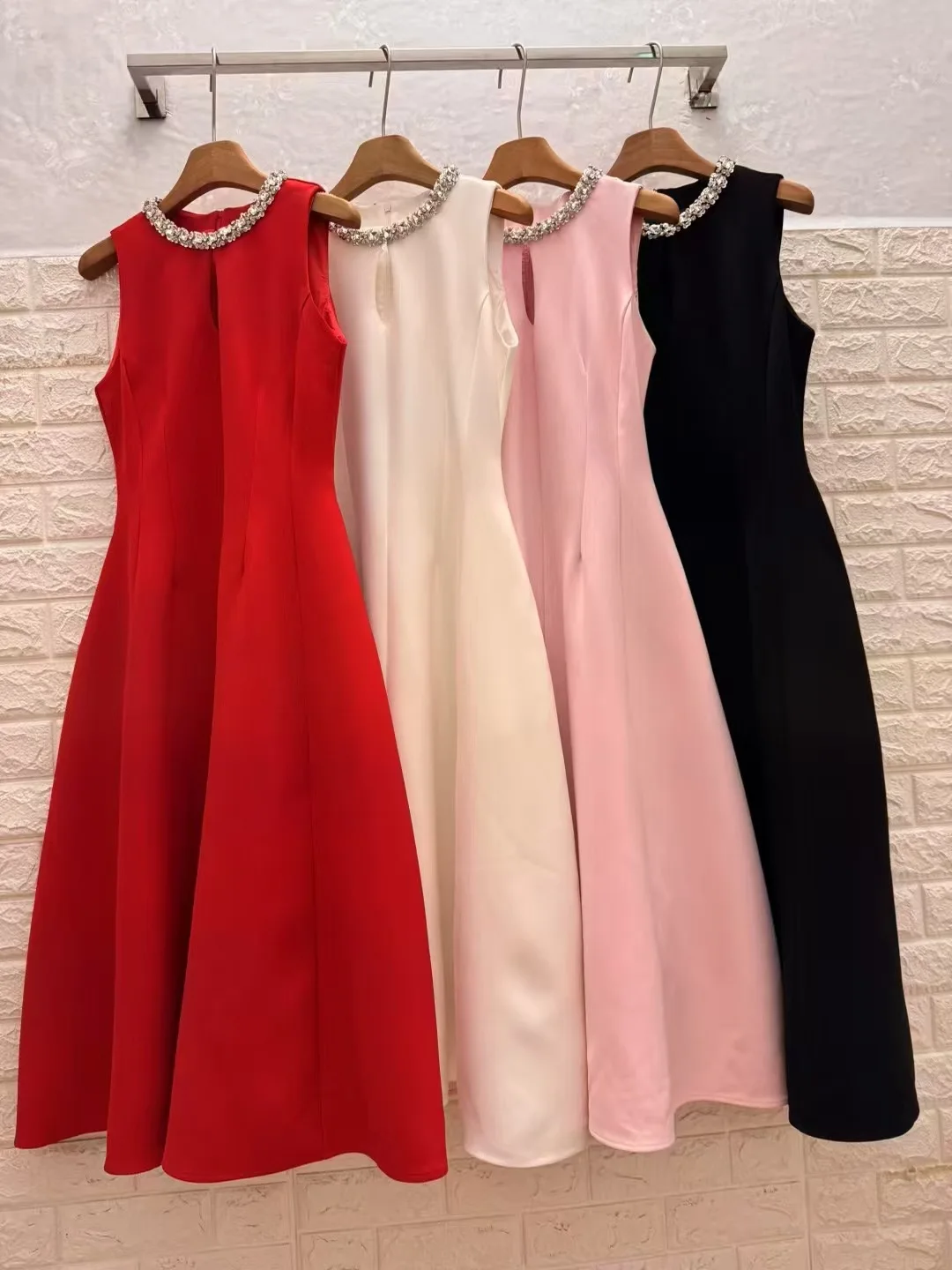 

2025 Spring and Summer New Round Neck Diamond Waist A-Line French Midi Dress-GZDL083