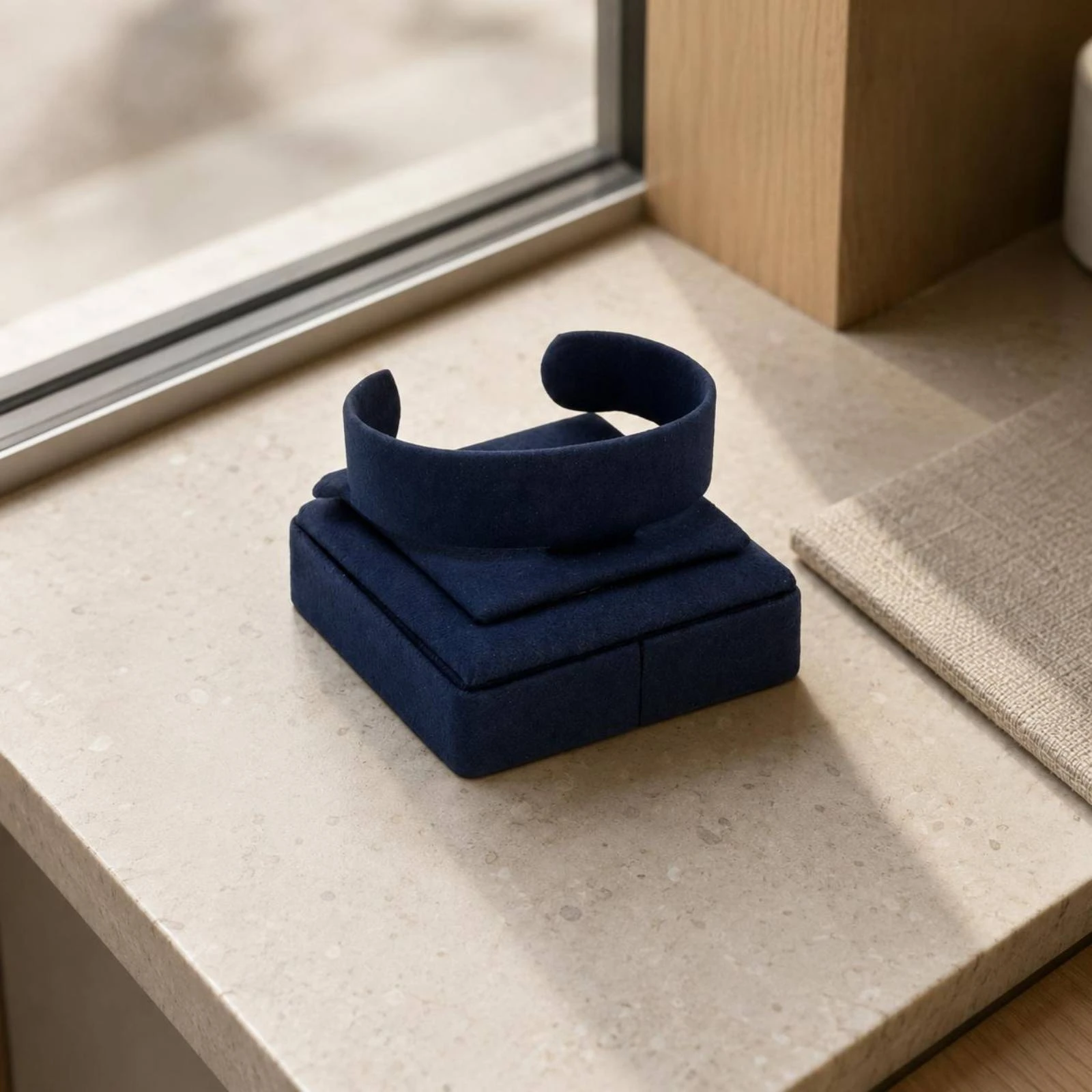 Velvet Jewelry Stand Curved Top Band Holder Display Stand Velvet Jewelry Display Set Elegant Look Retail Fixture Easy To