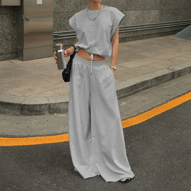 

Модный американский комплект в нейтральном стиле: топ без рукавов и широкие брюки-палаццо, весна 2026