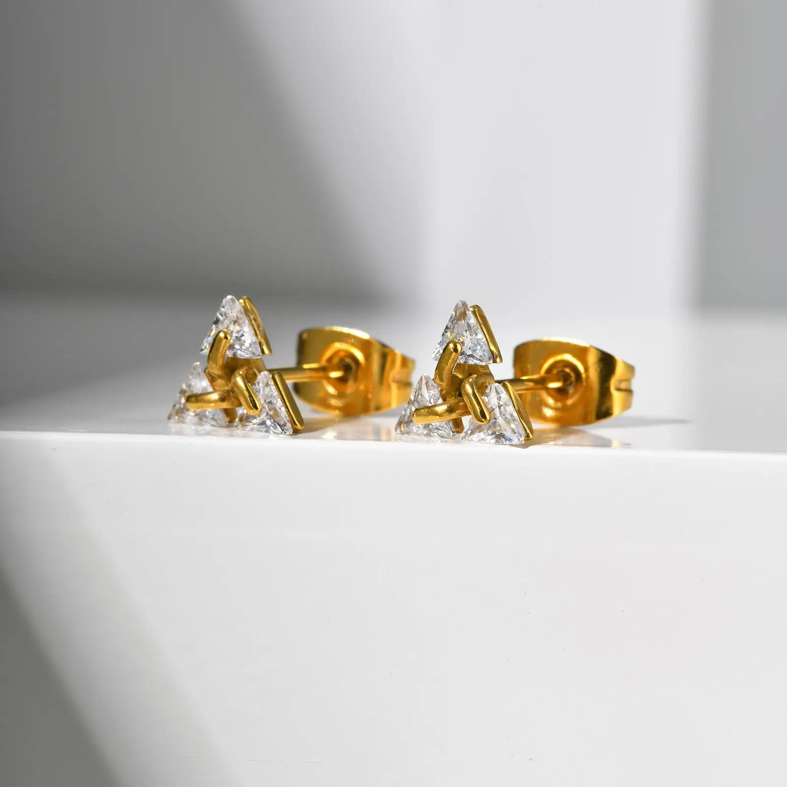 الحد الأدنى الثلاثي القرط للرجال النساء، المضادة للحساسية الفولاذ المقاوم للصدأ كريستال الزركون مثقوب القرط