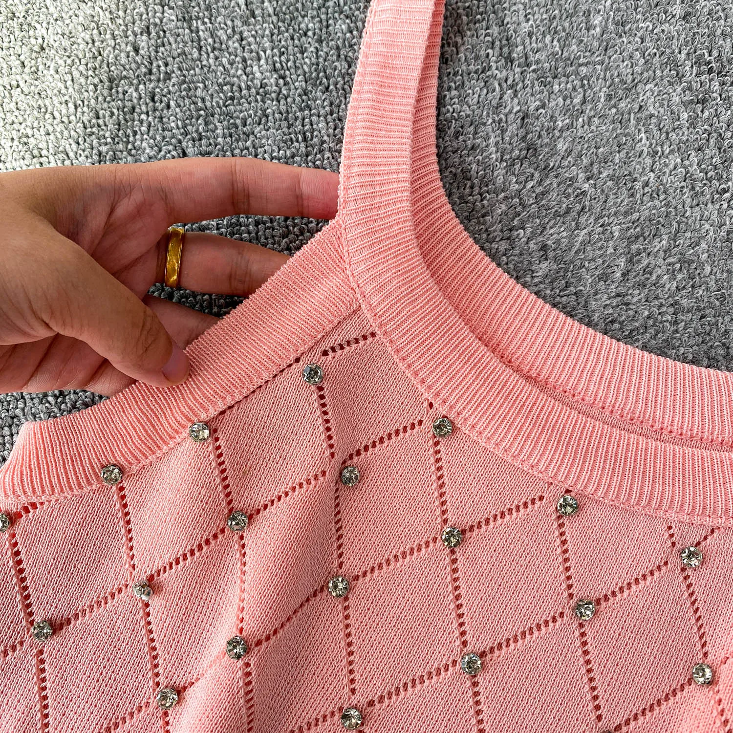 2026 신상 여성 캐주얼 O넥 민소매 니트 캐미솔 단색 라인스톤 아일렛 스파게티 탱크탑 스웨터 베스트