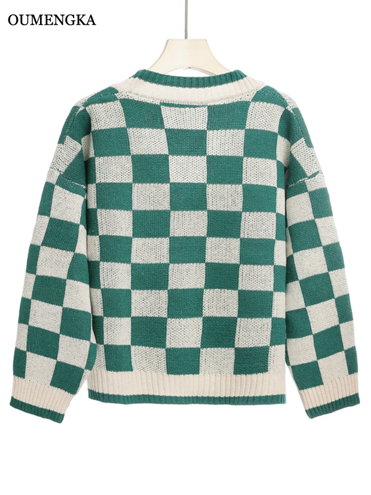 Krótki czarny biały Plaid sweter dziergany jesienno-zimowy w nowym stylu kobiecy Design niszowy Retro Casual sweter w szpic z długimi rękawami