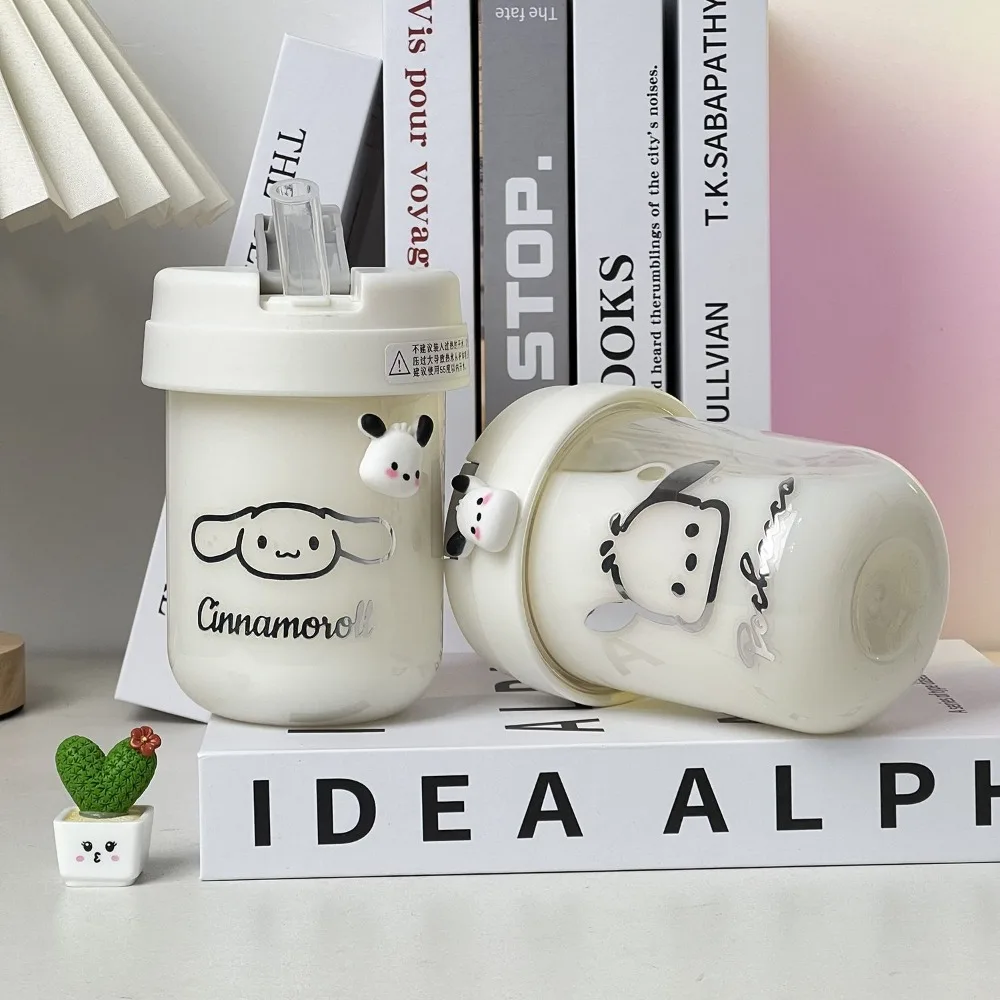 Instagram ถ้วยพลาสติกที่เรียบง่ายและดูสูงน่ารักขนาดเล็กและมินิขวดน้ํานักเรียนแบบพกพาถ้วยฟางและคู่รัก