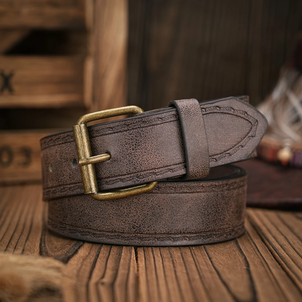 A men\'s and women\'s matching belt with retro button closure, PU faux thread embossed belt, casual style, versatile.
