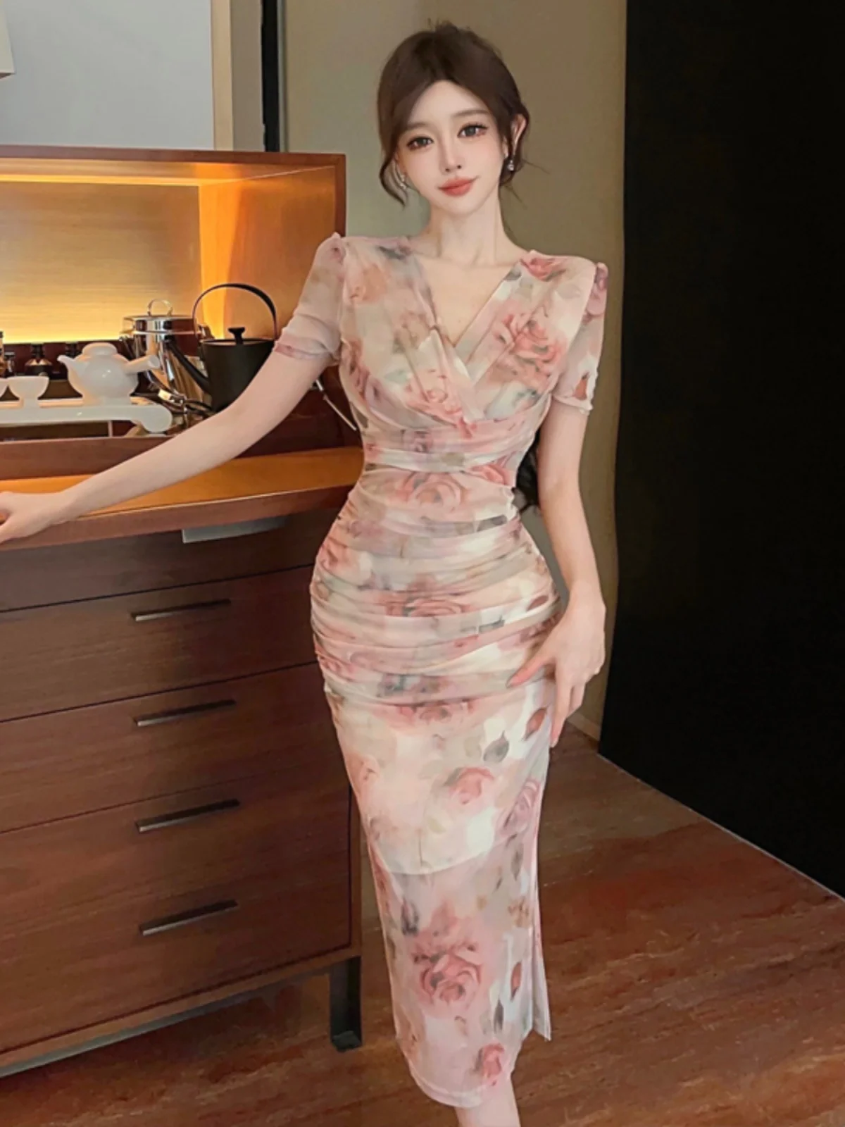 エレガントなヴィンテージ風花柄ドレス セクシーなメッシュVネック ウエストシェイプ スリット入りミディ丈 トレンド通勤 ハイウエスト ポリエステル繊維