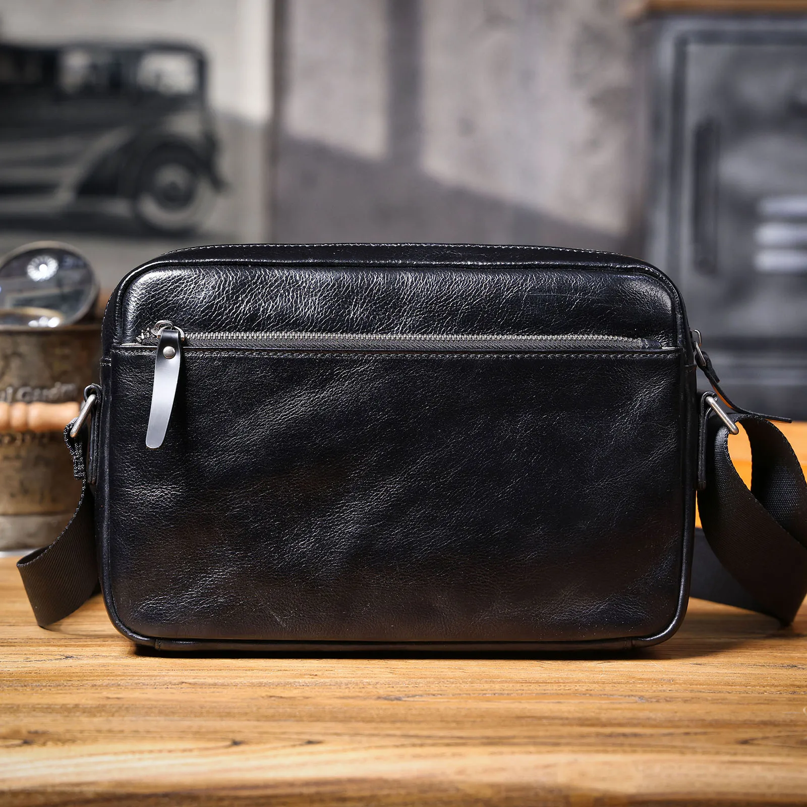 Echte Leder-Brusttasche für Herren, Casual-Umhängetasche aus Rindsleder, Modische Handyhülle, Pflanzlich gegerbtes, gerafftes Leder – Detail 10