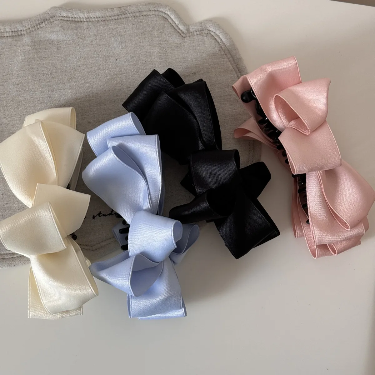 

Атласный бант в стиле ретро, заколка-банан, заколка для волос на затылке, высокий хвост, вертикальная заколка для волос, высококачественные аксессуары для волос для женщин